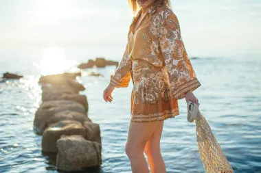 The Riviera Look balansira između modne inovacije i ljetnog glamura, a za inspiraciju cjelokupne kolekcije poslužili su bakreni zalasci sunca i zemljani tonovi od crvenkasto smeđe boje do zagasite narančaste i jarke žute.