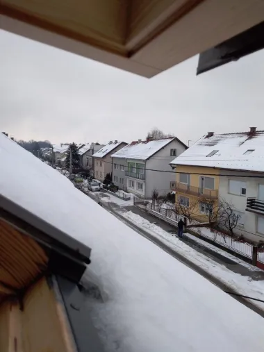 Pogled sa moga krpvnog prozora na zimsku idilu