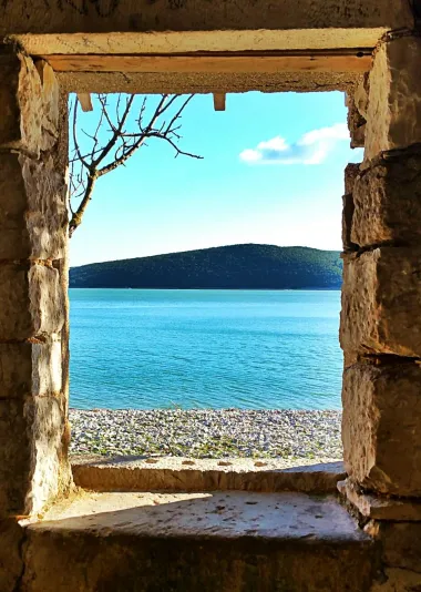Pogled na more, iz stare napuštene kuće