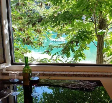 Pogled na uvalu, uz dobro vino