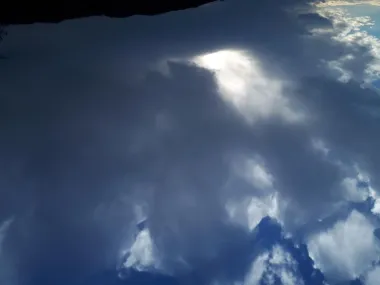 Borba sunca sa oblacima.