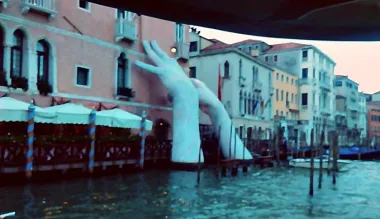 S brodskog prozora, L.Quinn instalacija u Veneciji