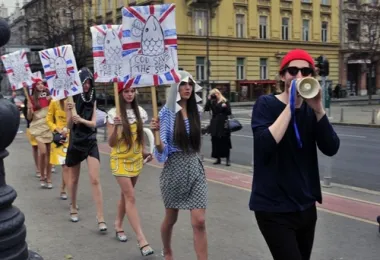Prosvjedom u Zagrebu Phillip Colbert  je želio usmjeriti pažnju na modu, a onda i na poruku koju njime šalje – zaustavite krivolov i uništavanje podvodnog svijeta!
