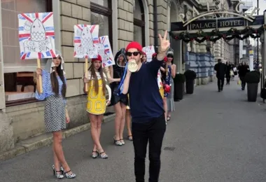 Prosvjedom u Zagrebu Phillip Colbert je želio usmjeriti pažnju na modu, a onda i na poruku koju njime šalje – zaustavite krivolov i uništavanje podvodnog svijeta!