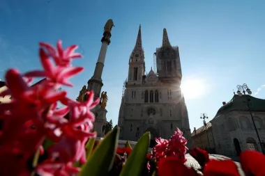Potres jačine 5,5 po Richteru koji je pogodio Zagrebu u nedjelju točno u 6.24 bio je najjači od 1880. godine. Nakon njega su uslijedila još dva potresa - jedan magnitude 5, a drugi 3,7. Zagreb je cijeli taj dan i noć podrhtavao i nikome od nas koji živimo u glavnom gradu nije bilo svejedno. No, sad je vrijeme da pružimo podršku svojim sugrađanima koji su direktno pogođeni potresom, ali i pazimo da ne dođe do većeg širenja koronavirusa. Jutros je svanulo sunce i s njim nada u novi, bolji dan. Drž se, dragi nam Zagrebe. (Foto: Sanjin Strukić/PIXSELL)