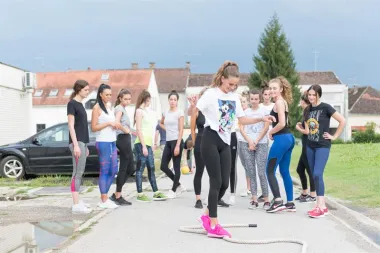 Odmah iz nje sa samo 20 bodova manje je Lara Brkić Miss Dubrovačko-neretvanske županije , a simpatična Esmeralda Slaviček Miss Međimurske županije je osvojila treće mjesto sa 20 bodova.