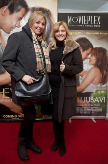 Uvijek pozitivna Sanja Doležal s prijateljicom Ivom Šimenc na premijeri Zavjeta (Foto- IGOR ŠOBAN)