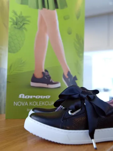 Udobne, trendi i elegantne balerinke i cipele namijenjene su poslovnim mama i ženama. Kolekcija je to koju čine modeli izrađeni od najfinije kože, a dolaze nam u bojama od nježne nude, crne pa sve do uvijek atraktivne crvene boje. (FOTO: Nikola Zoko)