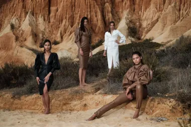 Kristina je inspiraciju pronašla u paleti zemljanih tonova i akromatskim bojama, a pečat kolekciji, koja se sastoji se od haljina, odijela i kaputa, daju neočekivani „statement“ detalji po kojima je Krie Design prepoznatljiv. (Foto: Fabrice Meuwissen)