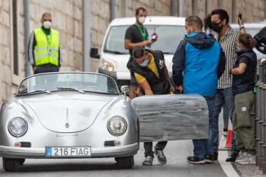 Sudeći po registraciji na automobilu, Dubrovnik se čini da glumi neko mjesto u Španjolskoj. Nicolas za vrijeme snimanja ne nosi masku, no čim prestane sa snimanjem stavi je. Foto: Grgo Jelavić/Pixsell