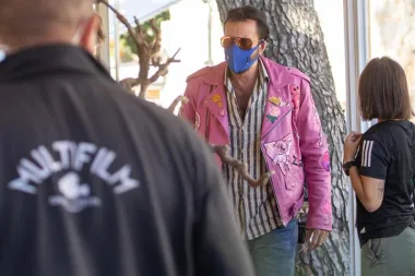 Kožna moto jakna pink boje s našivenim motivima odlično mu stoji. Na prednjem dijelu nismo mogli ne primjetiti slonića koji kao da leti Foto: Grgo Jelavić/Pixsell