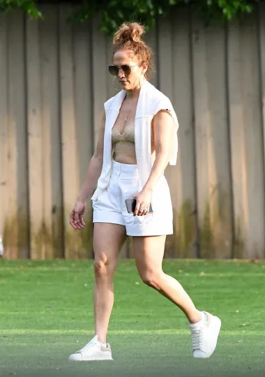 Jennifer Lopez ukomponirala je čipkasti grudnjak sa spotskim stilom i pokazala da se čipka može isfurati i u ležernijim kombinacijama. (Foto: www.profimedia.hr)