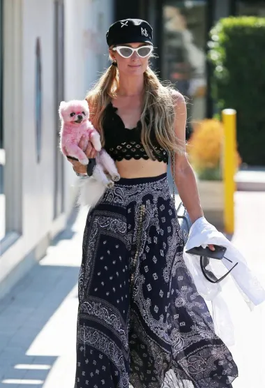 Paris Hilton u crnom čipkastom crop topu i s malim modnim dodatkom u ruci - psićem Princess.  (Foto: www.profimedia.hr)