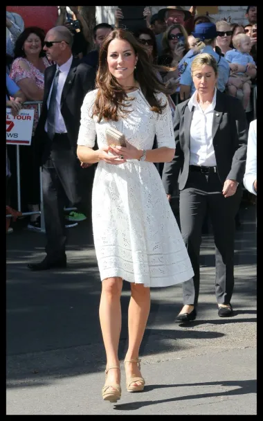 Uvijek elegantna Kate Middleton u bijeloj čipkastoj haljini. (Foto: www.profimedia.hr)