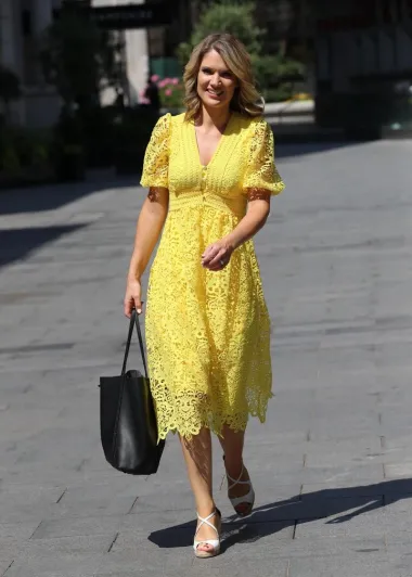 Britanska voditeljica i novinarka Charlotte Hawkins zablistala je u žutoj čipkastoj haljin.  (Foto: www.profimedia.hr)