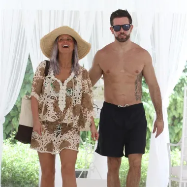 Kerry Katona u čipkastoj haljini za plažu izgleda super. A možda i ne zbog haljine, već zbog partnera Ryana Mahoneyja... (Foto: www.profimedia.hr)