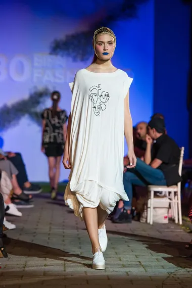 Dok Bipa FASHION.HR slavi 30 sezona, Marina slavi 20 godina rada. Slavljeničkom kolekcijom Marina je dala hommage dosadašnjim kolekcijama, ali na potpuno novi način.