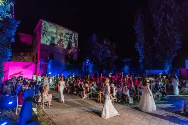 Romantičnu kolekciju predstavio je dizajner Ivica Skoko i oduševio publiku kolekcijom koja kao i uvijek ima puno ručnog rada te na najbolji način glorificira žensku ljepotu.