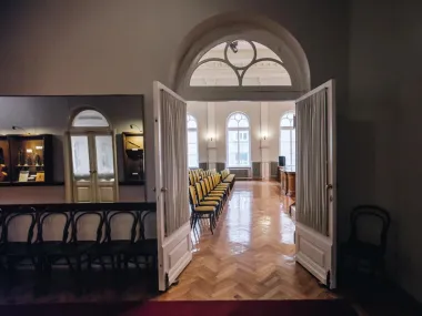 Fotograf Zvonimir Ferina iskoristio je zatišje i svojom kamerom zabilježio svu ljepotu ovog povijesnog zdanja i svojim jedinstvenim umjetničkim izričajem prikazao tišinu koja trenutačno vlada „kućom u kojoj stanuje glazba“.