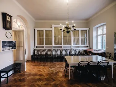 „Moji roditelji su glavni „krivci“ za moju ljubav prema glazbi i posebnu povezanost s Hrvatskim glazbenim zavodom pa me veseli što kao fotograf već dulje vrijeme intenzivno surađujem s tom glasovitom kulturnom ustanovom. Fotografirati HGZ sada kada je zatvoren bilo je doista neobično – nedostajali su mi zvuci klavira, gudača, harfe… tišina je bila neobično glasna.“ – kaže Zvonimir Ferina.