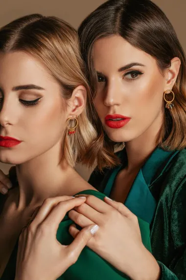 Diskretni ukrasi i elegantne forme zastupljeni su u svakom komadu ručno rađenog nakita s kojim spremno očekujemo ovogodišnju zimsku čaroliju. Ovom blagdanskom kolekcijom, dućan ujedno slavi i svoj prvi rođendan. (Foto: Karmen Poznić)