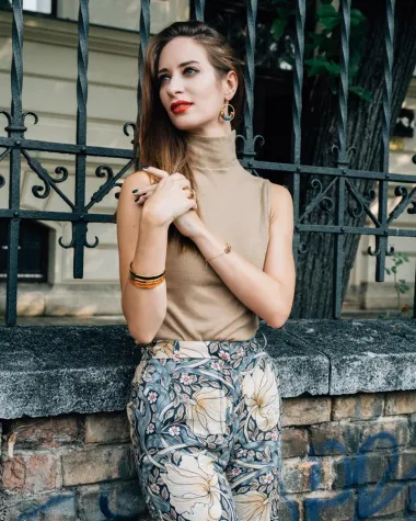 Primabalerina Iva Vitić Gameiro i stilistica Barbara Repe već su dugo prijateljice,  a  veže ih i ljubav prema umjetnosti i modi. Obje istražuju modne trendove iz prošlosti i u njima nalaze inspiraciju za upečatljive street style kombinacije. (Foto: Aleksandar Selak)