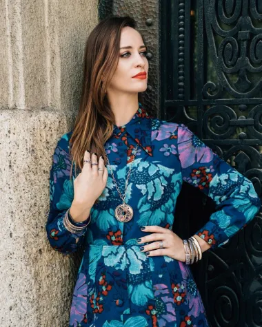 U modnim terminima to znači povratak trapezica, mini suknji visokog struka, haljina i odijela sa svestranim i odvažnim uzorcima.  U bojama su to varijacije tamnije smeđe, zlatne, tople žute i narančaste, nijansi pijeska, koraljno crvenih i tamno plavih tonova.