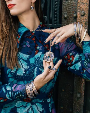 Zato su  Iva i Barbara odlučile svoju modnu priču začiniti FREYWILLE nakitom koji se s lakoćom može uklopiti u gotovo svaki trend.  Kolekcije koje su im se najviše svidjele su one posvećene austrijskom arhitektu i slikaru Hundertwasseru, a osvajaju toplim narančastim, žutim, zelenim i crvenim tonovima, te dizajn ukrašen spiralama u tirkiznim i hladnim plavim tonovima.  Napiši nam u komentarima sviđa li ste tebi nakit? (Foto: Aleksandar Selak)