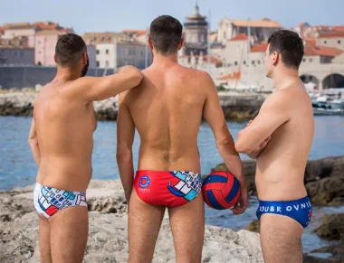 Od samih početaka, jasno je vidljiva simbioza VK Jug i Grada. Ove godine Klub je odlučio otići korak dalje i ostvarili su suradnju s dubrovačkom umjetnicom, doc. dr. art. Iris Loba&scaron; &ndash; Kukavičić, koja je napravila redizajn opreme za novu sezonu. (FOTO: Dean To&scaron;ović)