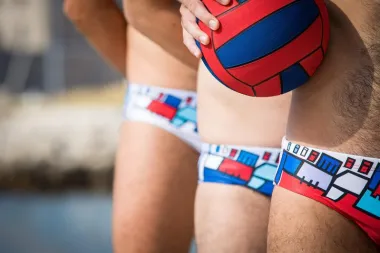 Njezina grafička rje&scaron;enja savr&scaron;eno su se uklopila u priču o Gradu i vaterpolu, a VK Jug kao jedan od vodećih klubova u Hrvatskoj, napravio je iskorak povezav&scaron;i umjetnost i sport. (FOTO: Dean To&scaron;ović)