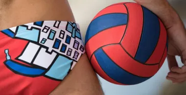 "Budući da je Dubrovnik grad kulture i sporta svidjela mi se inicijativa Uprave VK Jug za suradnju  i povezivanje umjetnosti i vaterpola. Ideja je bila osmisliti dizajn vaterpolo opreme koji će stiliziranim motivom Grada te prepoznatljivim he&scaron;tegovima Jugove himne, na suvremen način naglasiti neraskidivu vezu vaterpola i Grada.  Ideja povezivanja sporta i umjetnosti počela se razvijati izvrsnom monografijom 'Pet do sto' u kojoj je jedno poglavlje posvećeno umjetnicima koji su inspiraciju za svoj rad prona&scaron;li u vaterpolu&ldquo;, rekla je dubrovačka umjetnica, doc. dr. art. Iris Loba&scaron; &ndash; Kukavičić. (FOTO: Dean To&scaron;ović)