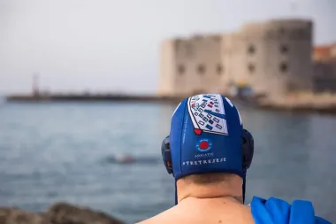 Dubrovnik uskoro dobiva i prvi muzej vaterpola, koji će objediniti sve sportske uspjehe najtrofejnijeg vaterpolo kluba u Hrvatskoj, prezentirati bogatu povijest, pehare, medalje, a  svakako će imati i suvremeni fan shop u kojem će se nastaviti suradnja s dubrovačkom umjetnicom.  (FOTO: Dean To&scaron;ović)