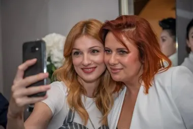 Kako ne bi sve ostalo u virtualnom svijetu, u Studiju Evelin organizirano je druženje za novinare i influencerice kako bi se Authentic Beauty Concept predstavio Hrvaticama te ih pozvao da se pridruže popularnom pokretu čiji slogan glasi: „Budi svoj!“