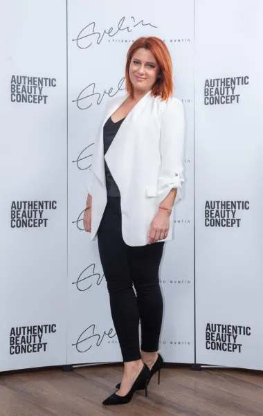 Snaga pokreta autentične ljepote koji je zahvatio cijeli svijet dokazuje da glamurozne frizure, retuširane fotografije i pretjerano komplicirane formule korištene u beauty proizvodima, polako odlaze u zaborav. S time se slaže i Evelin Benković, vlasnica istoimenog frizerskog studija koji njeguje jednostavnost te su osobito osviješteni po pitanju sastojaka koji se nalaze u proizvodima za njegu kose.
