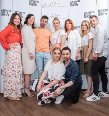 Ujedinjena u stavu prema autentičnoj ljepoti koja izvire iz čovjekove osobnosti, zajednica #authenticbeautymovement druženjem u Studiju Evelin dokazala je kako slijedi redefiniranje dosadašnjih standarda ženske ljepote, a pojmu autentičnosti daje novu dimenziju.Pogledaj tko je sve došao na druženje.