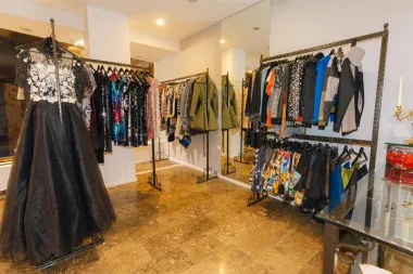 Novi concept store Fashion Room, u samom središtu Rijeke, u ponudi ima dva prepoznatljiva dizajnerska imena: Ivicu Skoku i BiteMyStyle by Zoran Aragović. Svečano otvorenje nove dizajnerske oaze nisu propustile ni brojne poznate gošće, a otvorenje ovog concept storea označava novo buđenje uzbudljivog modnog proljeća.