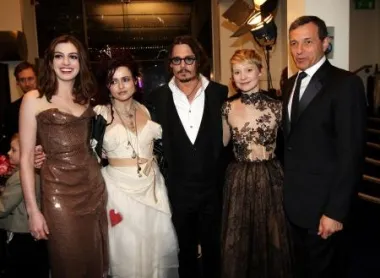 Anne Hathaway, Helena Bonham Carter, Johnny Depp, Mia Wasikowska i Bob Iger, predsjednik kompanije Walt Disney