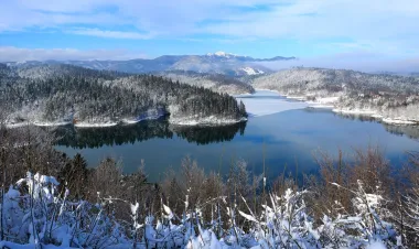 Lokve i Lokvarsko jezero u Gorskom kotru posebno su čarobni prekriveni snijegom i ledom, a veljača je možda zadnja prilika da ih posjetiš u takvom izdanju.
