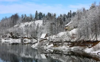 Romantično Lokvarsko jezero nudi obilje opcija za aktivnosti u prirodi - od planinarenja do laganih šetnji.