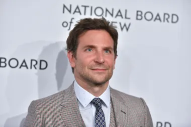 Bradley Cooper izvrsno glumi rokera koji voli alkohol, ali u stvarnom životu potpuno izbjegava alkohol. Cooper je odustao od pića s 29 godina jer je vjerovao da će sabotirati njegov život, ali i utjecati na rad. 