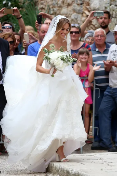 Za svoj poseban dan, Franka je odabrala raskošnu vjenčanicu od čipke koju potpisuje dizajnerica Carolina Herrera. Jednostavna, a efektna haljina otvorenih ramena te veo koji je na rubovima imao čipku pretvorili su pjevačicu u pravu ljepoticu.