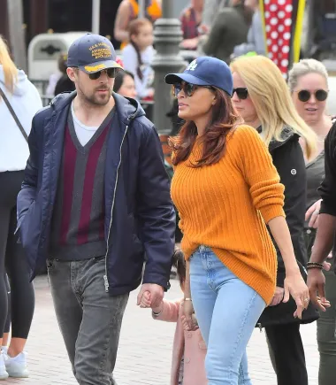 Ryan Gosling i Eva Mendes upoznali su se na setu filma "Grijesi očeva" i jako su diskretni što se tiče svoje veze. IMaju dvije kćeri, a u javnosti se tek rijetko pojavljuju zajedno.