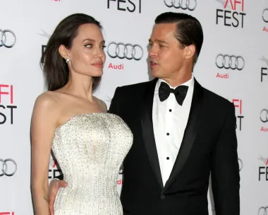 
Brad Pitt i  Angelina Jolie upznali su se na setu filma "Gospodin i gospođa Smith" i sve ostalo je povijest. Ni godinu dana kasnije već su dobili svoje prvo dijete, a zajedno su bili sve do 2016., kada su pokrenuli postupak razvoda braka. 