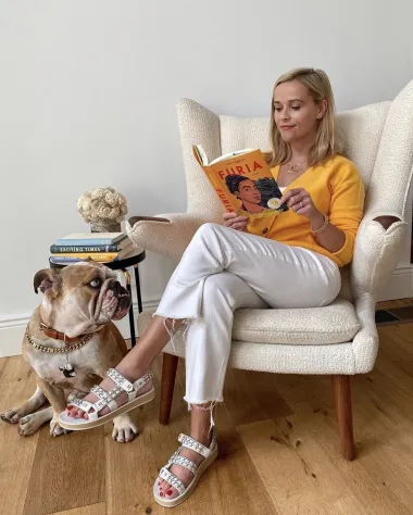 Oskarovka Reese Witherspoon požrtvovna je majka i domaćica, a često se na društvenim mrežama zna pohvaliti i svojim kućnim ljubimcima. Na ovoj je fotki s njom u društvu njezin buldog Lou kojeg ima već više od deset godina. 