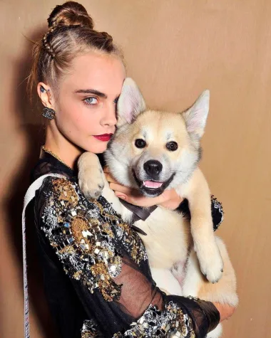 Model i manekenka Cara Delevingne zna kako pozirati, no na ovoj fotografiji pozornost plijeni ipak njezin pas Leo, mješanac haskija. 