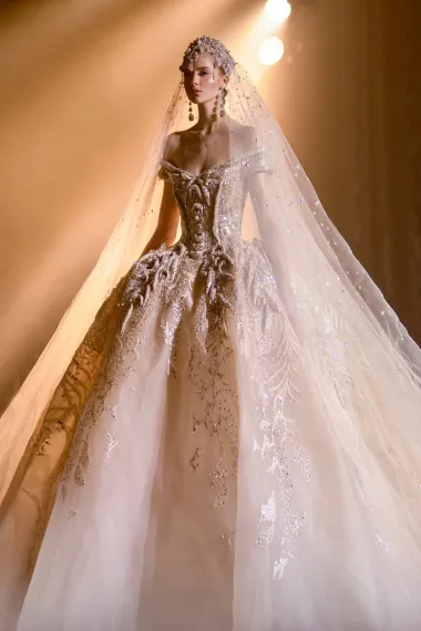 Elie Saab vjenčanica uvijek je najiščekivanija haljina revije, a ova je posebno raskošna zahvaljujući zlatnom vezu, čipkanim detaljima i mnoštvu kristala. 