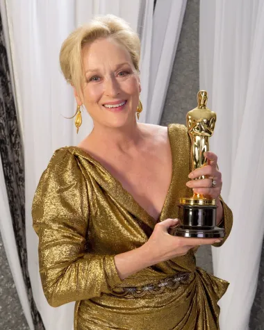 Najslavnija oskarovka svih vremena, žena koja ječak 23 puta bila nominirana za zlatni kipić, a tri puta ga je osvojila, genijalna Meryl Streep nekoć je bila smatrana nedovoljno lijepom da bi uspjela u Hollywoodu. Očito je svima dokazala suprotno te postala najvećom glumicom svoje generacije. Obožavamo ju i zbog njezinog golemog glumačkog talenta i zbog toga što je uvijek prirodna i svoja. 