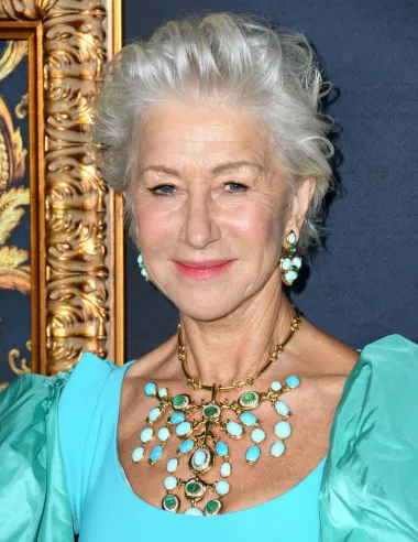 Glumica, oskarovka i bivša manekenka Hellen Mirren ima već 75 godina, a izgleda genijalno. Pazi na vitku liniju, vježba, no ne poseže za injekcijama botoksa ili odlascima pod nož kako bi sačuvala mladolik izgled. Ostarila je na ženstven i profinjen način te i dalje izgleda fenomenalno. 