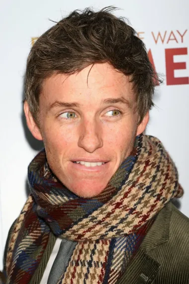 Britanski oskarovac Eddie Redmayne danas je poznat i kao dobroćudni čarobnjak Newt Scamander u Harry Potter spin-offu "Fantastic Beasts", ali je inicijalno bio zainteresiran za ulogu Toma Ridllea, odnosno Lorda Voldemorta. Redmayne je tako na početku svoje karijere trebao glumiti u drugom nastavku filmova o Harry Potteru te utjeloviti mladog Lorda Voldermorta, no na kraju se nije mogao dogovoriti oko iznosa honorara pa je cijela stvar propala. 