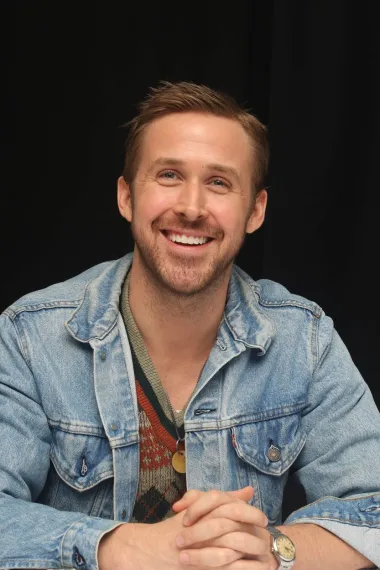 Miljenik žena, Ryan Gosling, trebao je glumiti u filmu Petera Jacksona "Lovely Bones", no odbio je ulogu shrvanog oca kojem ubiju dijete jer mu je partnerica Eva Mendes u tom trenutku bila trudna te mu nije odgovarao strogi raspored snimanja. Tako je uloga pripala Marku Wahlbergu.